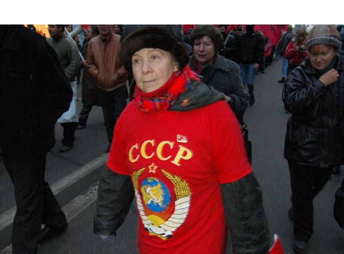 Носить майки с изображением серпа и молота можно. Если это не аляповатый рисунок на всю грудь, а аккуратный, качественно сделанный!