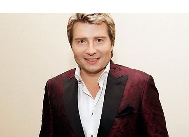 "Золотой голос России" Николай Басков не устает ухаживать за разными женщинами. 