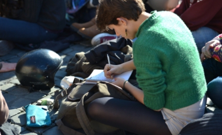 Sute de liceeni au manifestat la Napoli, unde unii au aruncat cu petarde.