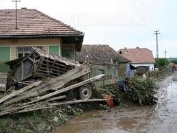 Salvatorii monitorizează digul dintre localităţile Sângerei şi Cubolta, unde, de asemenea, există riscul ca acesta să se rupă.