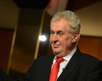 Милошу Земану пришлось повторно подписать текст президентской присяги из-за того, что в печатном тексте присяги была грамматическая ошибка.