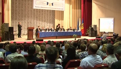 Повышения зарплаты требуют мэры и председатели районов страны.