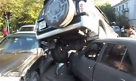 Mulți șoferi nu înţeleg care e rolul semafoarelor şi intră în intersecţie, cu tupeu, chiar când e roşu.