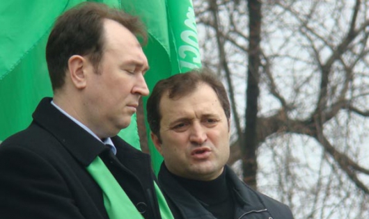 Explicaţie foto: Vlad Filat şi Alexandru Tănase, pe când al doilea deja nu-l mai asculta pe Primul