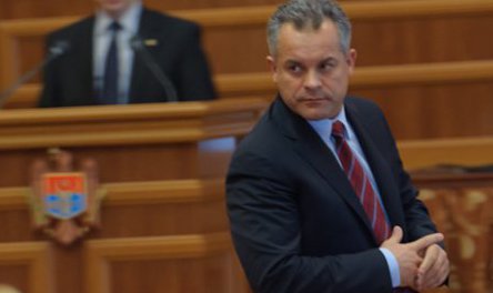 Плахотнюк угрожает министру внутренних дел за распространение информации о запросе Интерпола в его адрес.