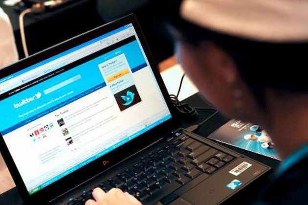 O profesoară din Kuweit a fost condamnată, luni, la 11 ani de închisoare pentru că l-a insultat pe Twitter pe emirul Kuweitului.