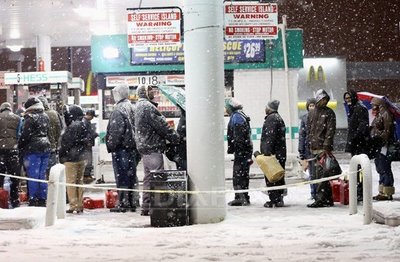 Benzina va fi raţionalizată la New York, la zece zile de la trecerea uraganului Sandy (Imagine: AFP - MediafaxFoto)