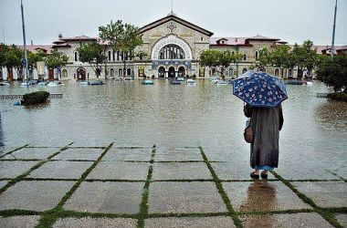 В момент проведения ремонтных работ было обнаружено, что водосточная сеть закупорена.