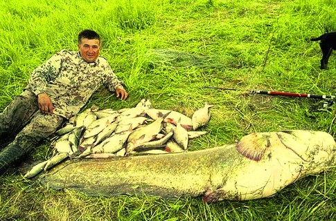 Лучший рыбак Волыни разделил улов с друзьями. Фото: И. Богданович