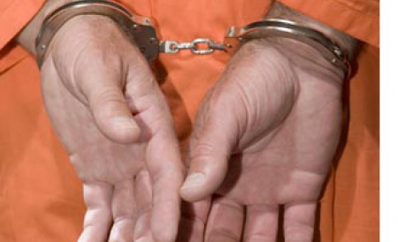 Cei doi români au fost găsiţi vinovaţi de uciderea pensionarului, după ce îl bătuseră şi îl legaseră la gură pentru a-i fura obiecte şi bani din locuinţă.