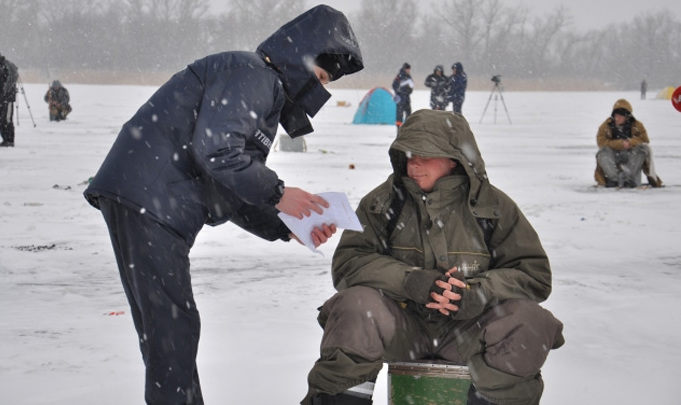В МВД отмечают, что в центре водоемов лед тоньше, чем возле берега. 