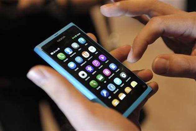  Un talentat absolvent de la Oxford s-a sinucis pentru că era torturat de o alergie la telefoanele mobile, potrivit anchetatorilor. 
