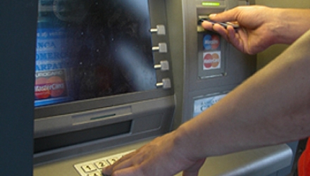 asiguraţi-vă că terminalul ATM nu a fost modificat. Trebuie verificate vizual fanta de acces a cardului, ecranul şi tastatura