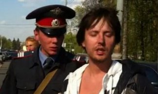 Пострадавшая под колесами внедорожника певца Витаса девушка не растерялась и сняла пьяного лихача на камеру своего мобильного телефона.