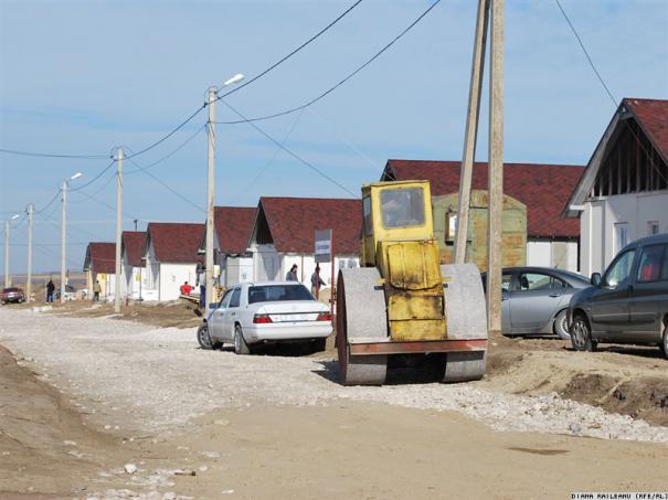 Premierul a vizitat Centrul comunitar din Cotul Morii, unde îşi petrec timpul liber copii din localitate