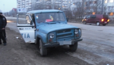În timp ce era deplasat cu mașina poliției, suspectu la scos un cuțit și l-a rănit pe polițist la mână.