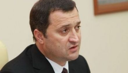 La rândul lui, preşedintele Uniunii "UniAgroProtect", Alexandru Slusari, spune că în loc să colaboreze, Filat are o reacţie arogantă. 