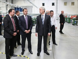 Premierul s-a familiarizat cu condiţiile de lucru la întreprindere şi a vizitat halele de producere