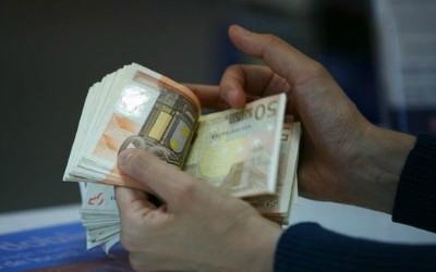 Femeia va apărea în instanţa de judecată fiind acuzată de însuşire ilegală a mijloaceloe băneşti în proporţii deosebit de mari.