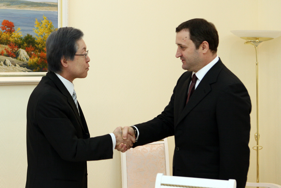 Vlad Filat a adresat felicitări Împăratului Japoniei și întregului popor japonez cu această sărbătoare, urîndu-le prosperitate și bunăstare.