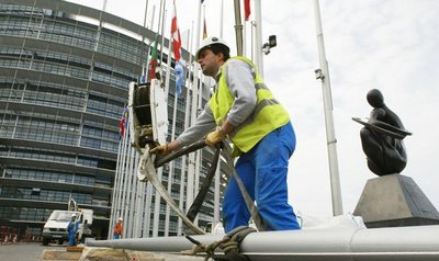 Guvernul francez, criticat după relaxarea pieţei muncii pentru români şi bulgari: "Este o decizie scandaloasă" (Imagine: AFP/ Mediafax Foto)