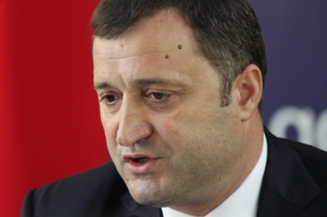 Vlad Filat a anunțat că Misiunea FMI și-a amânat vizita în Republica Moldova, programată pentru sfârșitul lunii februarie 2013, din cauza incertitudinilor de pe scena politică din țară.  