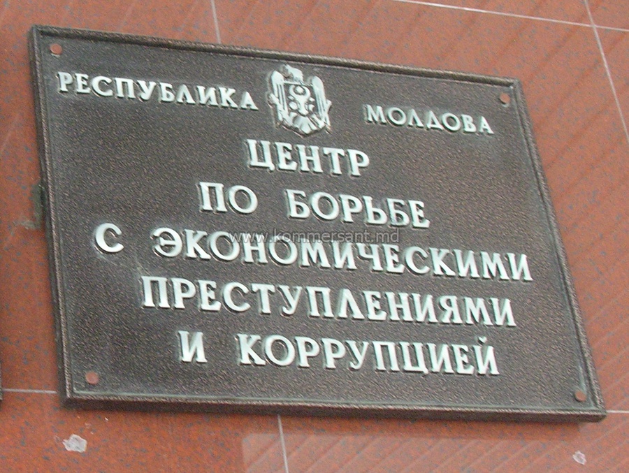 В официальном сообщении МВД подтверждается факт задержания 2 полицейских, однако, отмечается, что у тех не было при себе денег.