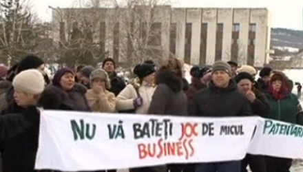 Manifestanţii au insistat să discute cu directoarea Fisc-ului din raion, însă, solicitarea lor a fost ignorată.