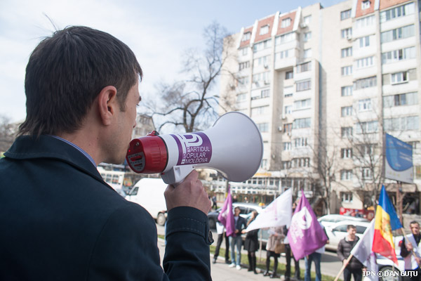 Membrii Organizației de Tineret a Partidului Popular au protestat, astăzi, 5 aprilie, în fața Procuraturii Generale.