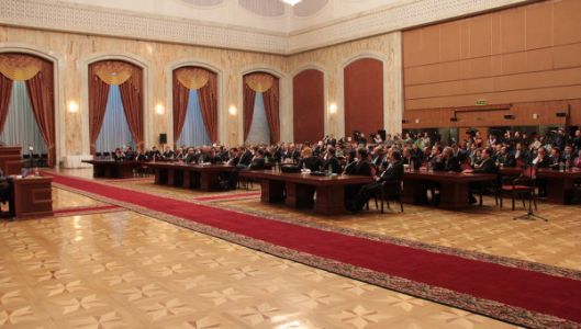Președintele Legislativului, Igor Corman, a spus că o astfel de decizie nu a fost luată și trebuie discutată la Biroul permanent. 