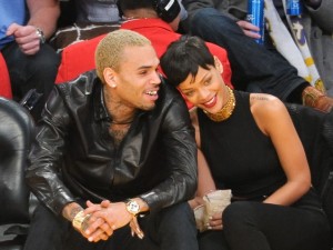 Surse apropiate Rihannei spun că aceasta va păşi pe covorul roşu la braţul lui Chris Brown.