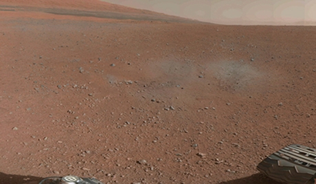  Curiosity a trimis noi fotografii de pe Marte. Fotografiile redau imaginea unei coline dintr-o rocă stratificată de la poalele muntelui Sharp 