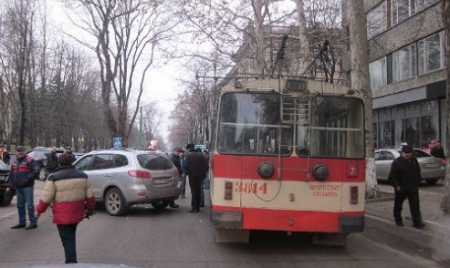 ДТП произошло перед Национальным дворцом им. Николае Сулака, около 8.30. Фото: tribuna.md