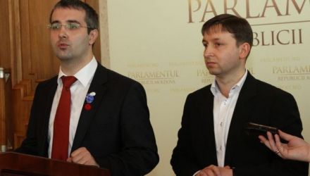 Prin această lege, se stabilește că toate inițiativele legislative înregistrate și neexaminate de Parlament devin nule