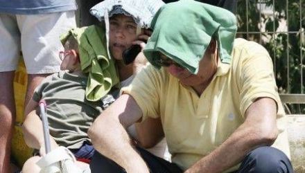 Evitaţi ieşirile din încăpere în orele de maximă temperatură a aerului