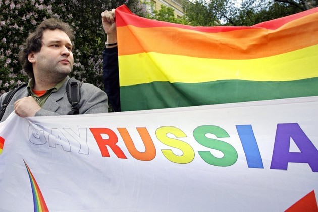 Mai mult, Guvernul a acuzat că acceptarea relaţiilor homosexuale au dus la scăderea ratei natalităţii.