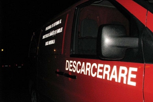 Angajaţii Unităţii salvatori şi pompieri din Teleneşti au intervenit prompt şi au scos toate persoanele dintre fiarele automobilului.