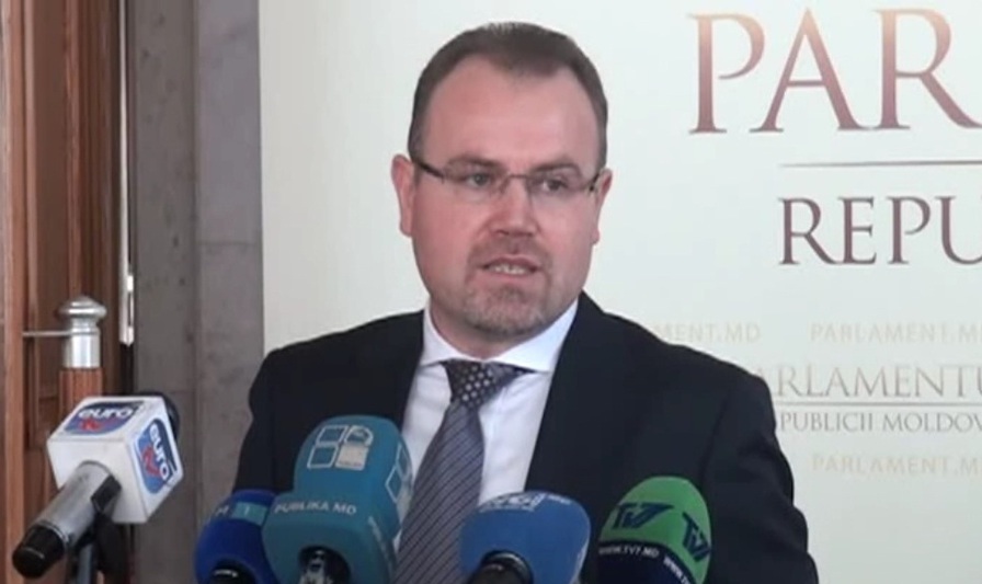 Astfel, deputatul nu va mai participa la procesul de votare a proiectelor de lege propuse pe ordinea de zi.
