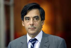 Fillon a predat unei gărzi republicane scrisoarea de demisie a Guvernului său. Foto: topnews.in