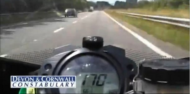 Goana cu viteze de până la 270 km/h pe şoselele publice şi evitarea la limită a maşinilor depăşite sau care vin de pe contrasens nu se termină întotdeauna cu bine.