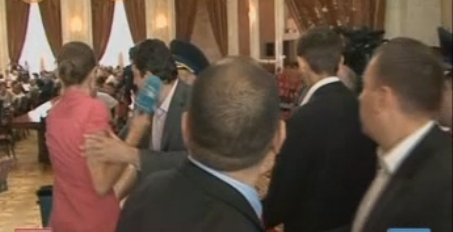 Mai mulţi reprezentanţi ai PCRM au încercat să introcudă presa în sala de şediţe.