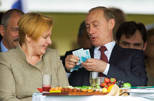 Salariul oficial al lui Vladimir Putin se ridica la 180.000 de dolari pe an