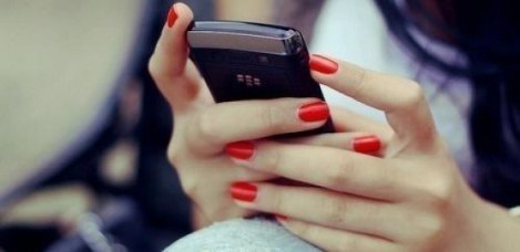 Наблюдая за группой молодых людей из окна своей квартиры, девушка услышала звук разбитого стекла и сразу же позвонила в милицию.