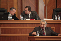 Три депутата покинули вчера фракцию ПКРМ в парламенте. Их уход прошел в атмосфере праздника. 