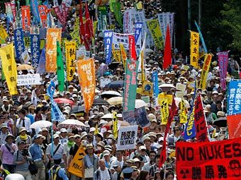 Акция протеста в Токио 16 июля 2012 года. Фото: Reuters