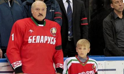 Лукашенко рассказал, что подарил 8-летнему сыну винтовку.