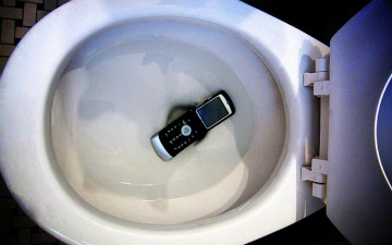Необычный способ заряжать мобильные устройства разработали исследователи из Великобритании.