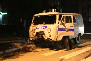  Automobilul a fost lovit din spate de un taxi care se deplasa cu viteză și proiectat într-un copac.