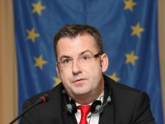 Глава делегации ЕС в Молдове напомнил и о борьбе с коррупцией, подчеркнув, что вести ее нужно в «аполитичной манере».