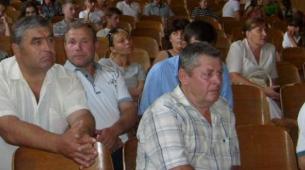 Consilierii satului sunt revoltaţi că primarul nu s-a ţinut de promisiuni şi spun că îl vor da în judecată.